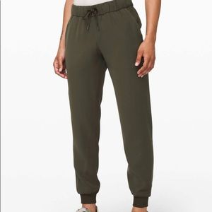 Lululemon On the Fly Jogger - Dark Olive